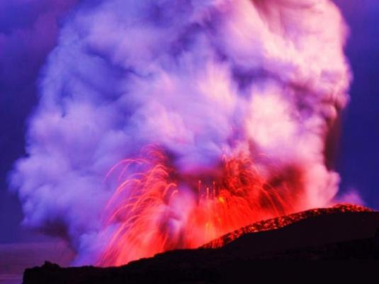 Impressionnante activité vulcanienne et strombolienne pour le volcan Batu Tara.