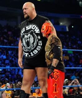 Rey Mysterio et Big Show attaquent Kane