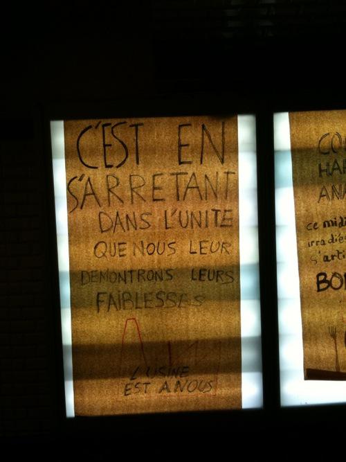 Affiches révolutionnaires dans le métro