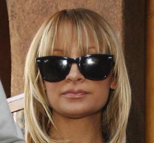 http://www.celebrity-sunglasses-finder.com/image-files/nicole_richie.gif