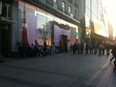 (Photos) Les fans attendent 00h pour l’iPhone 4