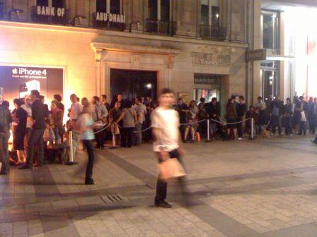 (Photos) Les fans attendent 00h pour l’iPhone 4