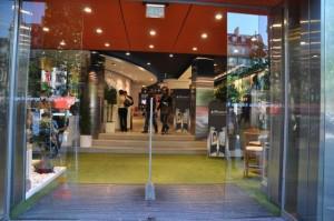 orange-champs-5 iPhone 4 : première file d’attente sur les Champs Elysées