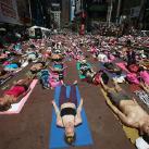 thumbs yoga new york 001 Yoga de masse au Times Square de New York (12 photos)