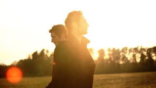 AaROn: Le duo présente un nouvel extrait moins sombre