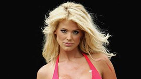 Victoria Silvstedt ... Son premier single et le clip sexy de Saturday Night