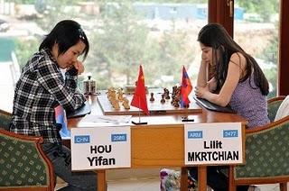 Hou Yifan, la championne d'échecs chinoise face à Lilit Mkrtchian ronde 3 © site officiel