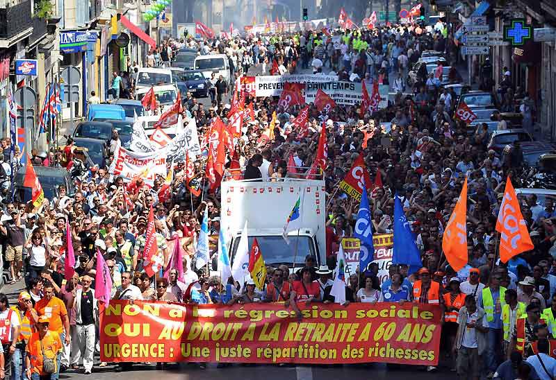 À Marseille, comme dans toutes les grandes villes de France, les manifestants sont descendus dans les rues, jeudi 24 juin, pour protester contre la réforme des retraites proposée par le gouvernement. Les syndicats ont déjà fait savoir qu'ils seraient prêts à de nouvelles actions, si le gouvernement ne tient pas compte de cette journée de mobilisation. 