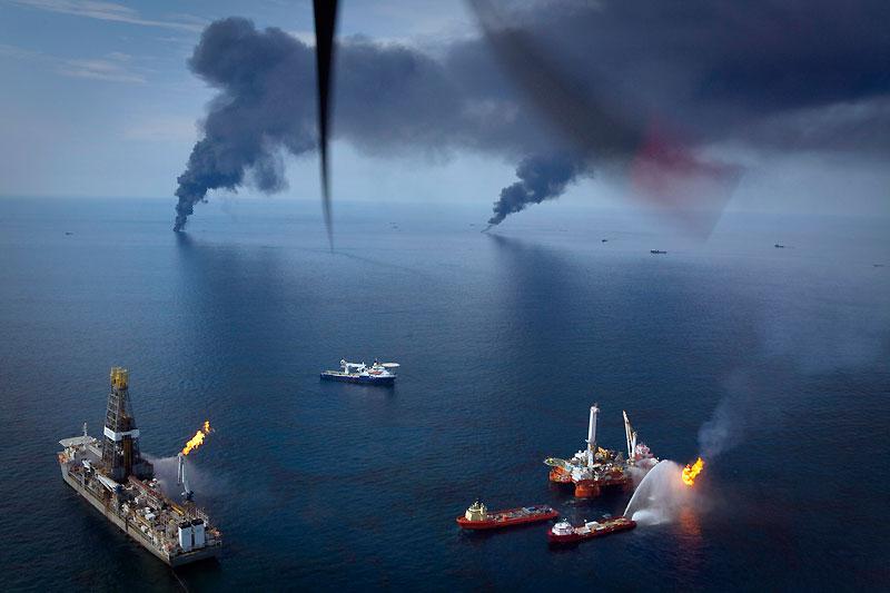 BP : ça continue… et ça s’aggrave. Même si l’on en a mois parlé cette semaine que du Mondial de football, le golfe du Mexique continue d’être inexorablement pollué par une fuite de pétrole beaucoup plus importante que celle évaluée à l’origine par les «experts» de B P : au moins 60.000 barils par jour, au lieu des 5.000 annoncés il y a deux mois, juste après l’explosion et le naufrage de la plate-forme Deepwater. Ce qui n’a pas empêché le directeur de BP, Tony Hayward, de s’offrir samedi dernier toute une journée de régate de luxe au large de l’île anglaise de Wight. Preuve que certains dirigeants sont vraiment imperméables à la honte… et pas uniquement dans l’univers du ballon rond ! 