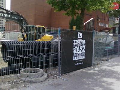 Le site du festival de Jazz, un vrai chantier de construction!