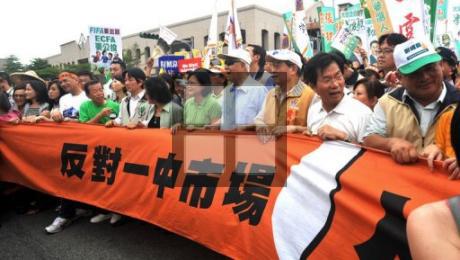Des dizaines de milliers de manifestants ont investi les rues de Taipei samedi pour protester contre