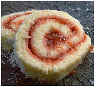 Gâteau roulé, fraises-rhubarbes