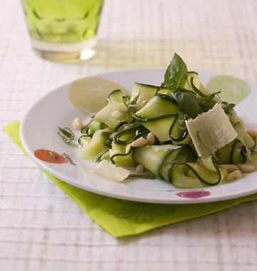 Salade de courgettes au parmesan et pignons de pin