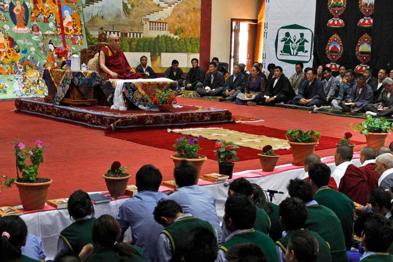 Le Dalaï Lama expose les préceptes bouddhistes et parle de philosophie dans une école d’enfants tibétains à Dharamsala en Inde. Chaque année, il donne une telle présentation devant des étudiants.