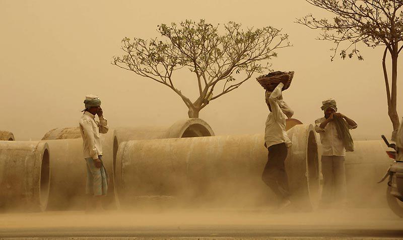 Peu importe les conditions climatiques, ces ouvriers continuent de travailler sur un chantier près de l’aéroport de New Delhi, en Inde, jeudi 3 juin. Des températures supérieures à 45 degrés ont été enregistrées dans la capitale, associées à de forts vents chauds et secs. 