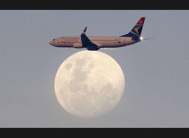 À Durban, en Afrique du Sud, un photographe nous livre cette image insolite d’un avion qui semble posé sur la lune.