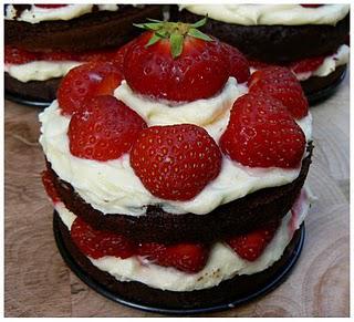 Torte au chocolat garnie de fraises