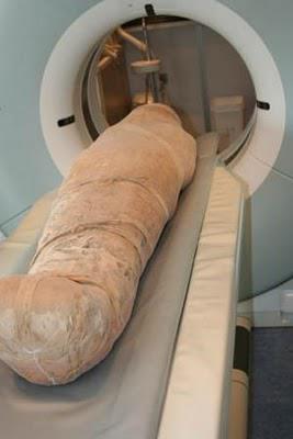 Un scanner révèle la présence de curieux os dans le crâne d'une momie
