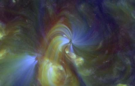 Tache solaire 1084 photographiée dans l'extrême ultraviolet par le satellite SDO