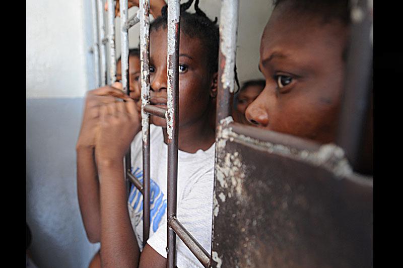 Ces femmes, détenues de la prison de Pétion-ville en Haïti, vivent dans des conditions «cruelles et inhumaines», selon l'ONU depuis le séisme du 12 janvier dernier. Elles seraient au total plus de 300 «oubliées» alors que l'endroit ne devrait en héberger qu'une trentaine.