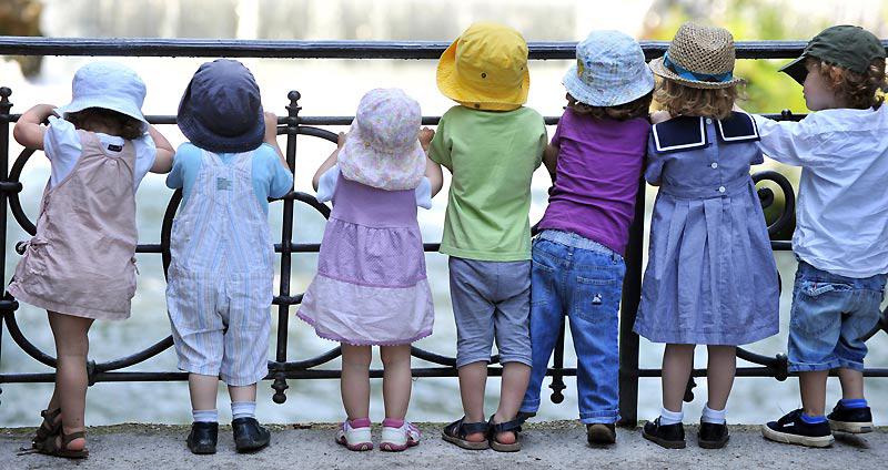 Mercredi 30 juin, image insolite de ces sept enfants qui observent d’un pont la ville de Munich, en Allemagne.