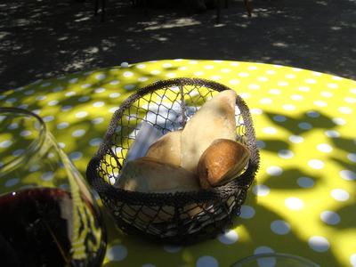 20100524 sous les micocouliers 0 pain Sous les Micocouliers, Eygalières (ChrisoScope)