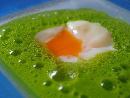 Oeuf fumé à 75°, écume de roquette, jambon croustillant 018