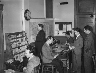 Journalistes au travail dans les années 1940. Photo (c) Conrad Poirier.