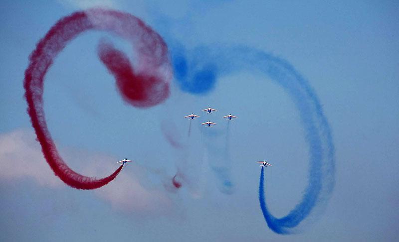 Lundi 14 juin, les pilotes de la patrouille de France effectuent une démonstration de voltige aérienne dans le ciel azuréen, pour fêter le 150e anniversaire du rattachement de Nice à la France.