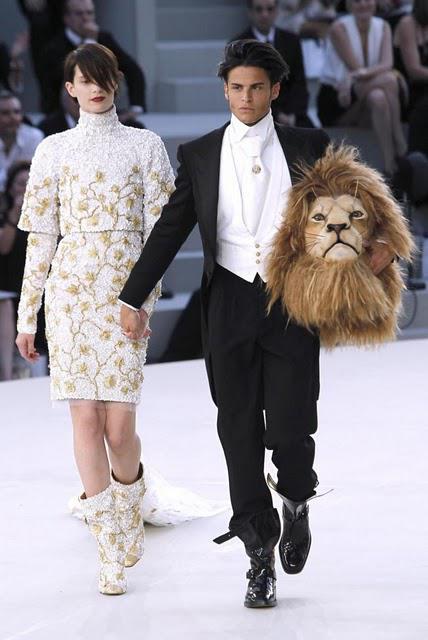 ♠ Défilé Haute Couture à Paris : la maison CHANEL présente sa collection placée sous le signe du Roi des animaux ♠