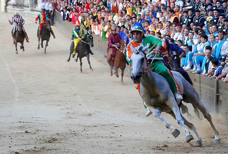 Des jockeys et leurs montures, lors du Palio de Sienne, sur la place du Campo, en Italie, vendredi 2 juillet. Cette célèbre course marque le début de l’été et est extrêmement brève : une minute et 15 secondes environ. 