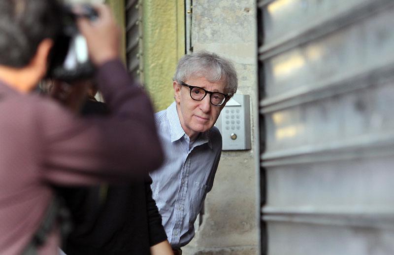 Lundi 5 juillet, Woody Allen a lancé le clap de départ pour son premier tournage à Paris, dans un immeuble haussmannien. Le réalisateur américain n’a cependant donné aucune information sur son 41e long métrage intitulé <i></div>Midnight in Paris</i>.