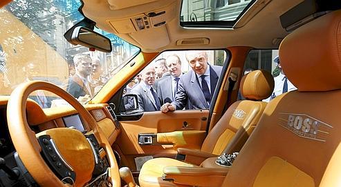 Parmi les voitures saisies exposées mardi dans la cour du ministère, ce Range Rover noir, jantes chromées et intérieur en daim beige.