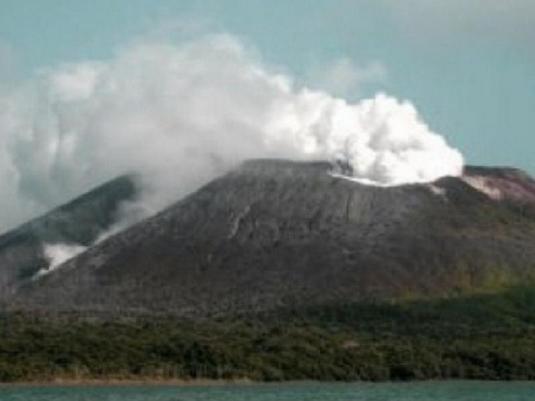 Le volcan Garet, sur l'île de Gaua, à « très haut niveau d’activité », en  phase éruptive.