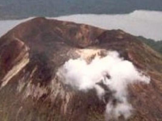 Le volcan Garet, sur l'île de Gaua, à « très haut niveau d’activité », en  phase éruptive.