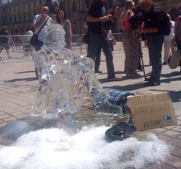 sdf glace louvre 2 Un SDF de glace au Louvre à Paris : photos