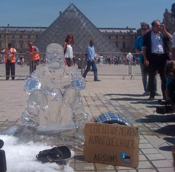 sdf glace louvre 1 Un SDF de glace au Louvre à Paris : photos