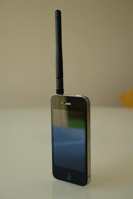 INSOLITE – iPhone 4 : L’antenne enfin réparé !