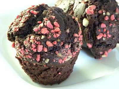 Muffins au chocolat au cassis et aux pralines roses