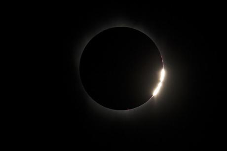 Eclipse de Soleil dans le Pacifique sud