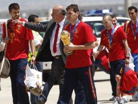 roja madrid spain team 4 550x414 10+ photos des champions du monde espagnols arrivés à Madrid