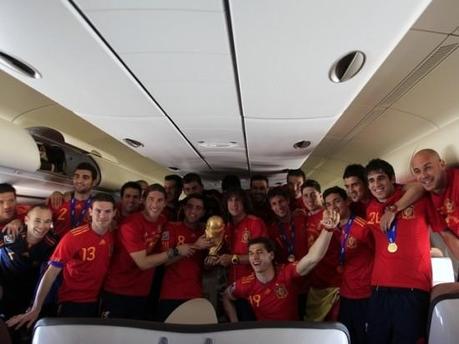 roja madrid spain team 3 550x412 10+ photos des champions du monde espagnols arrivés à Madrid