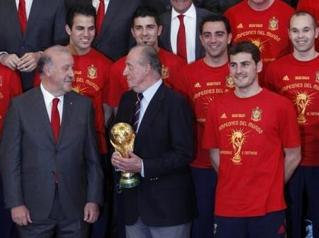 roja madrid spain team 6 550x411 10+ photos des champions du monde espagnols arrivés à Madrid