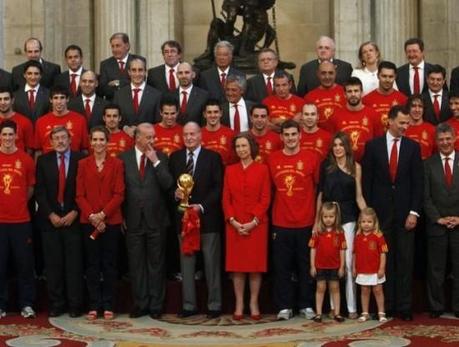 roja madrid spain team 8 550x416 10+ photos des champions du monde espagnols arrivés à Madrid