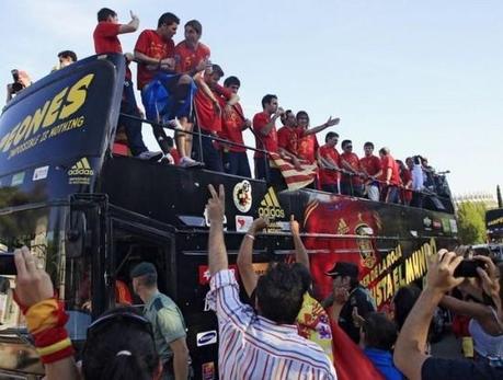 roja madrid spain team 9 550x416 10+ photos des champions du monde espagnols arrivés à Madrid