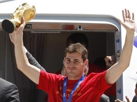 roja madrid spain team 1 550x408 10+ photos des champions du monde espagnols arrivés à Madrid