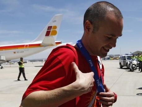 roja madrid spain team 5 550x417 10+ photos des champions du monde espagnols arrivés à Madrid