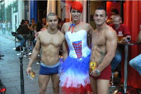 http://www.gayvox.com/cke/tonia-raidd-bar.jpg