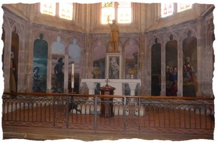 Une jeune fille dans l’église