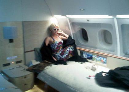 Paris Hilton fait son show dans son jet privé